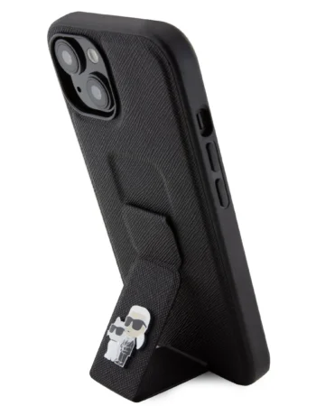 Калъф Karl Lagerfeld Saffiano Grip Stand Metal Logo за Apple iPhone 15 – демонстрация на стойката за пръсти, телефонът е подпрян вертикално, черен текстуриран кейс