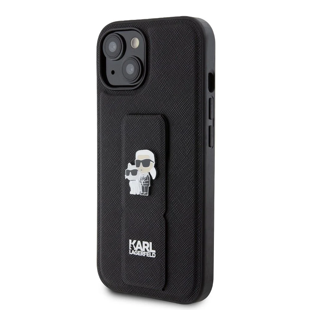Калъф Karl Lagerfeld Saffiano Grip Stand Metal Logo за Apple iPhone 15 – черен текстуриран кейс със стойка за пръсти и метална икона на Карл и котка, ъглов изглед