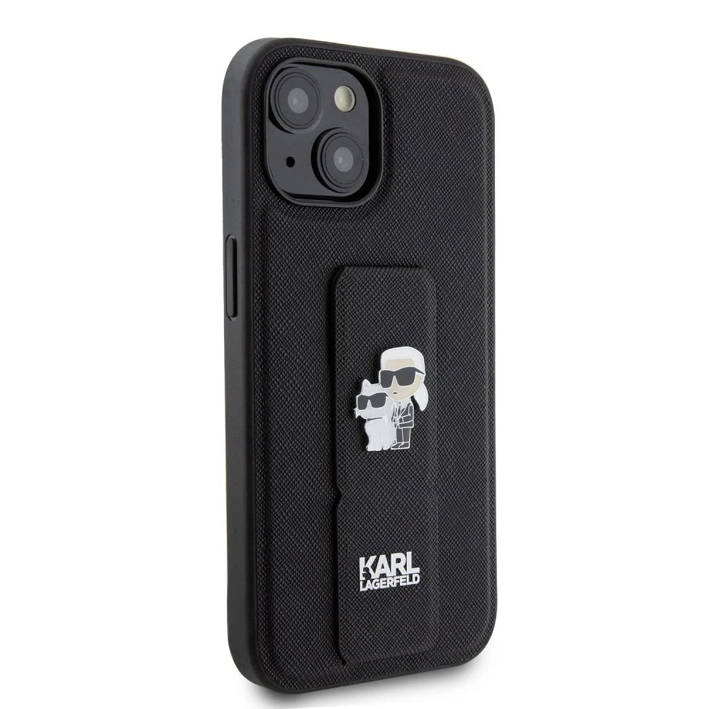 Калъф Karl Lagerfeld Saffiano Grip Stand Metal Logo за Apple iPhone 15 – черен текстуриран кейс със стойка за пръсти и метална икона на Карл и котка, ъглов изглед (обратна страна)