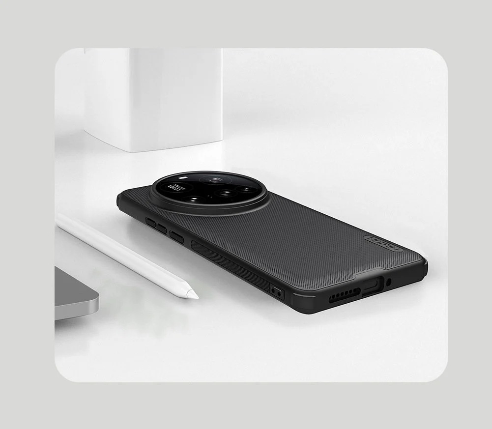 Калъф Nillkin Super Frosted Pro Magnetic за Xiaomi 15 Ultra – изглед на кейс, лежащ на бюро