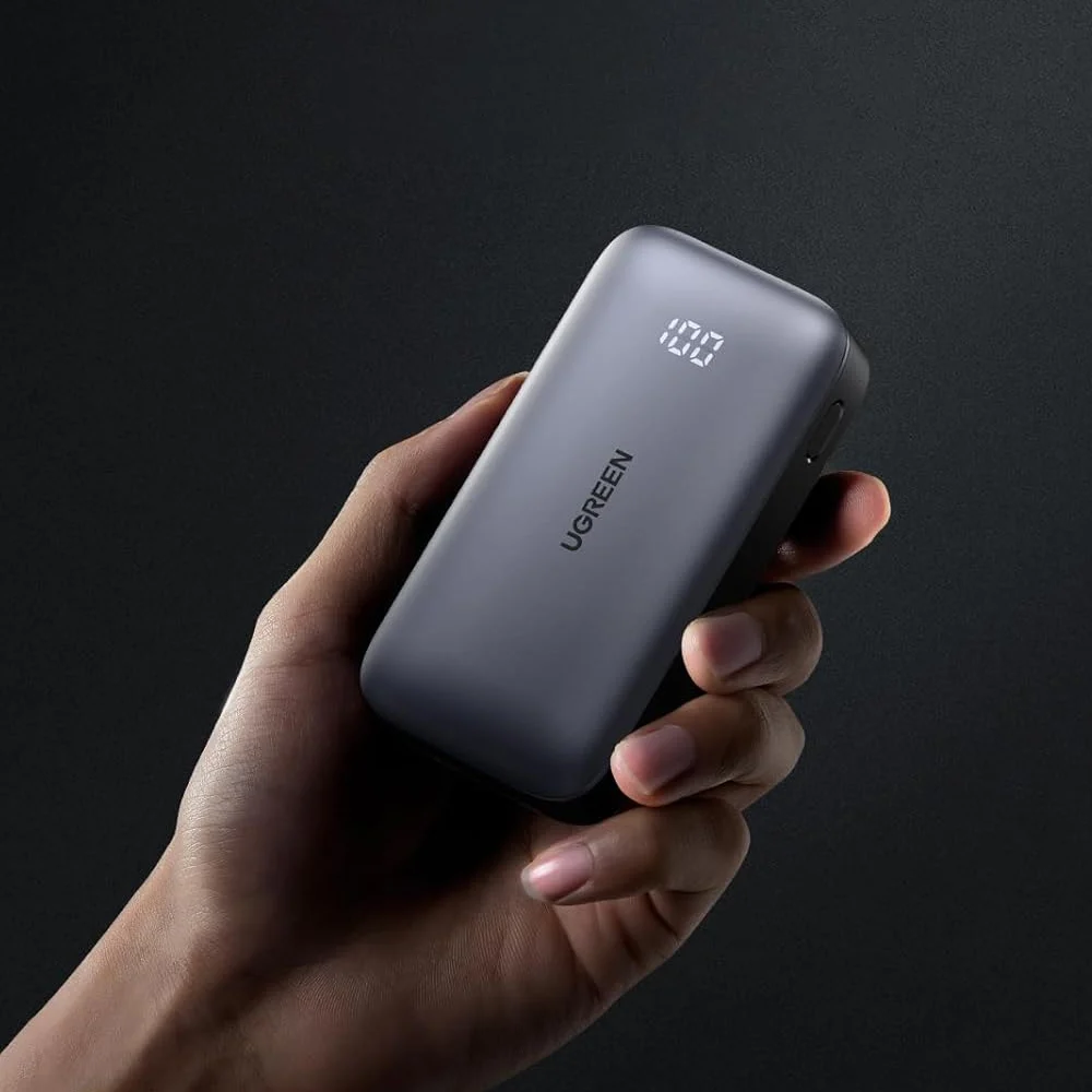 Човек държи PowerBank Ugreen PB502 Mini 30 W 10 000 mAh с дисплей